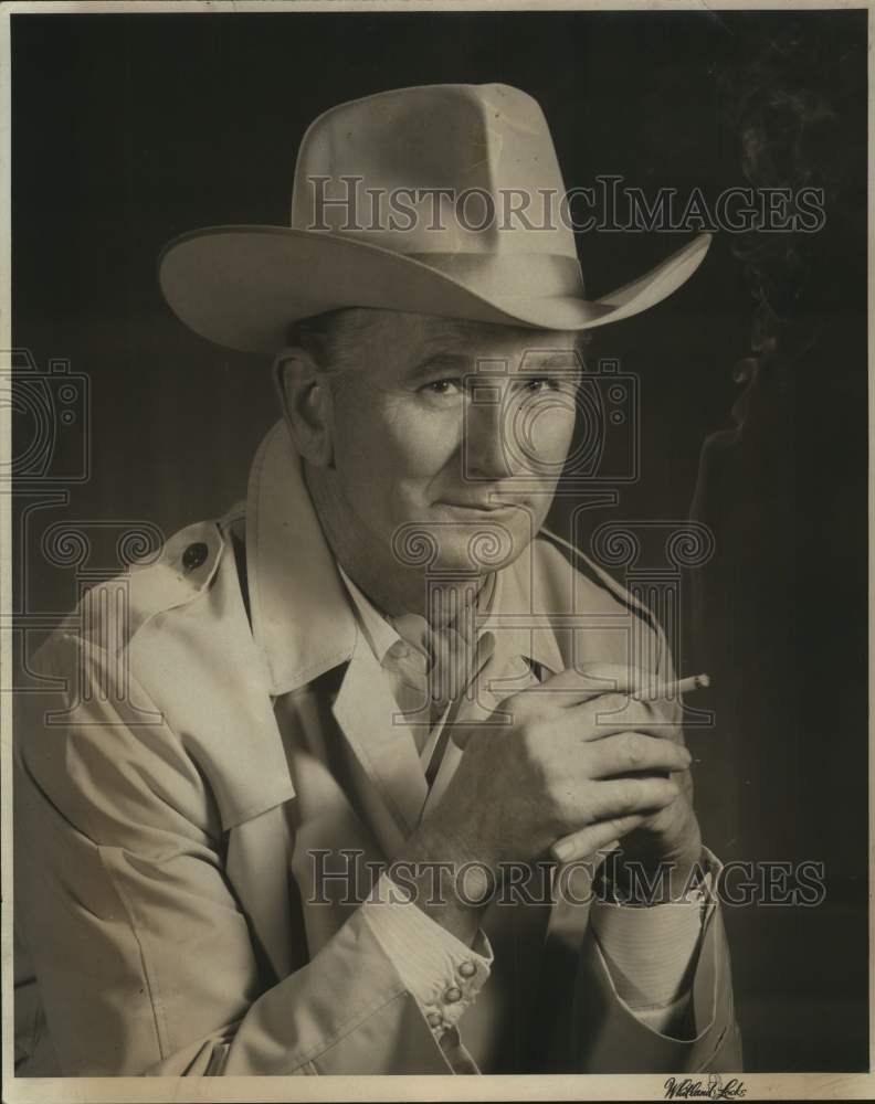 1977 Press Photo Entertainer Pete Logan - sap20380- Historic Images