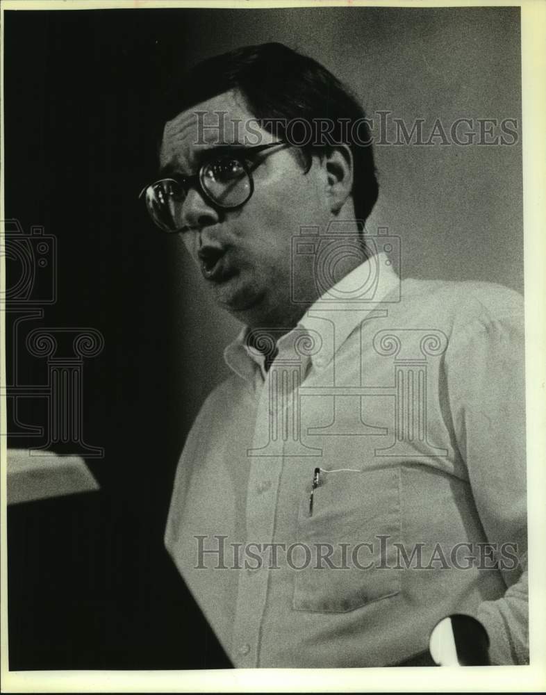 1986 Press Photo Roger Lind singing in Elergy of the Warrior in San Fernando- Historic Images