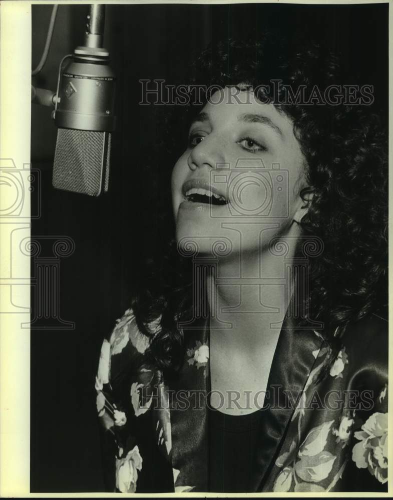 1986 Press Photo Georgia Leigh at UAR Studios singing - sap20451- Historic Images