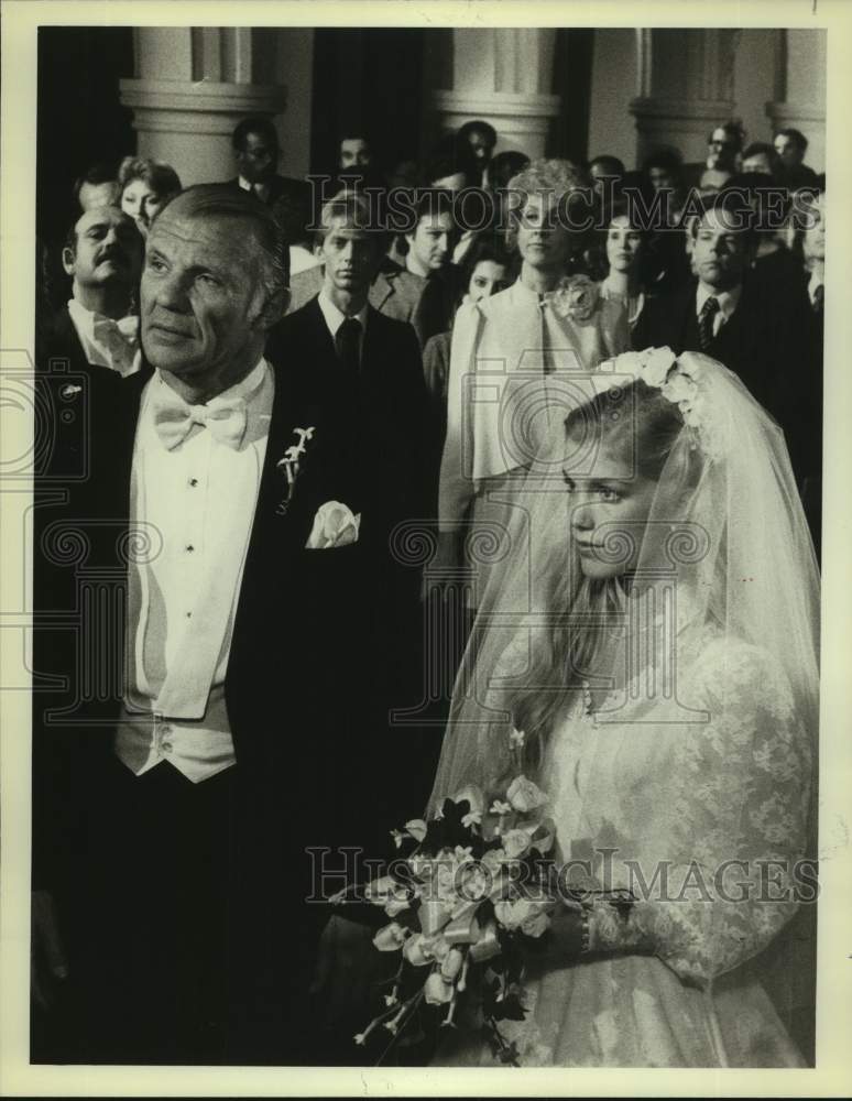 1981 Press Photo Actors Lisa Lindgren and Michael Conrad on "Hill Street Blues"- Historic Images