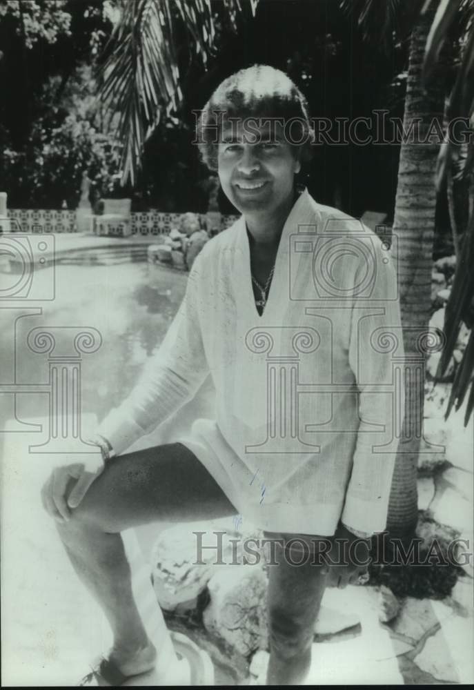 1985 Press Photo Singer Engelbert Humperdinck poolside - sap20587- Historic Images