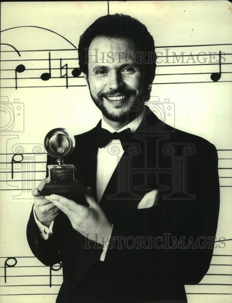 1986 Press Photo Comedian Billy Crystal, Host of the Annual Grammy Awards- Historic Images