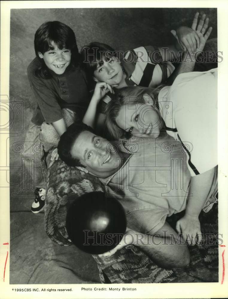 1995 Press Photo Entertainer Andrew Clay with Co-Stars in &quot;Bless This House&quot;- Historic Images