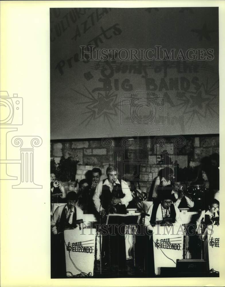 1983 Press Photo Paul Elizondo orchestra at the Arneson River Theater, Texas- Historic Images