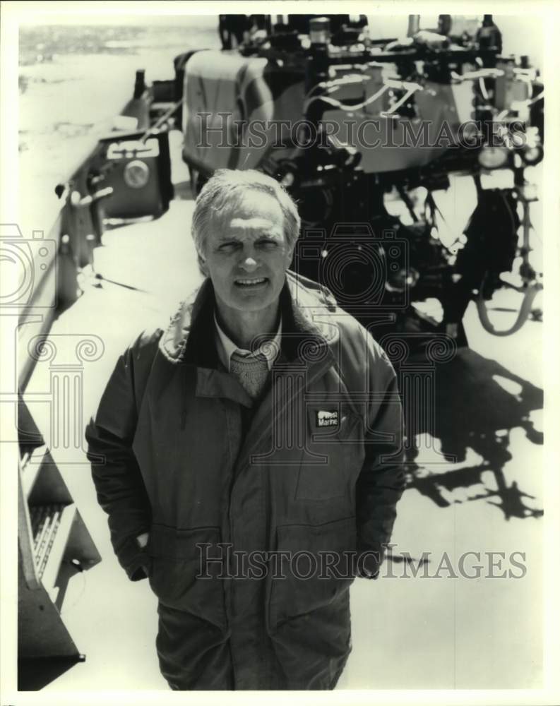 1996 Press Photo Alan Alda hosts Scientific American Frontiers, on PBS.- Historic Images