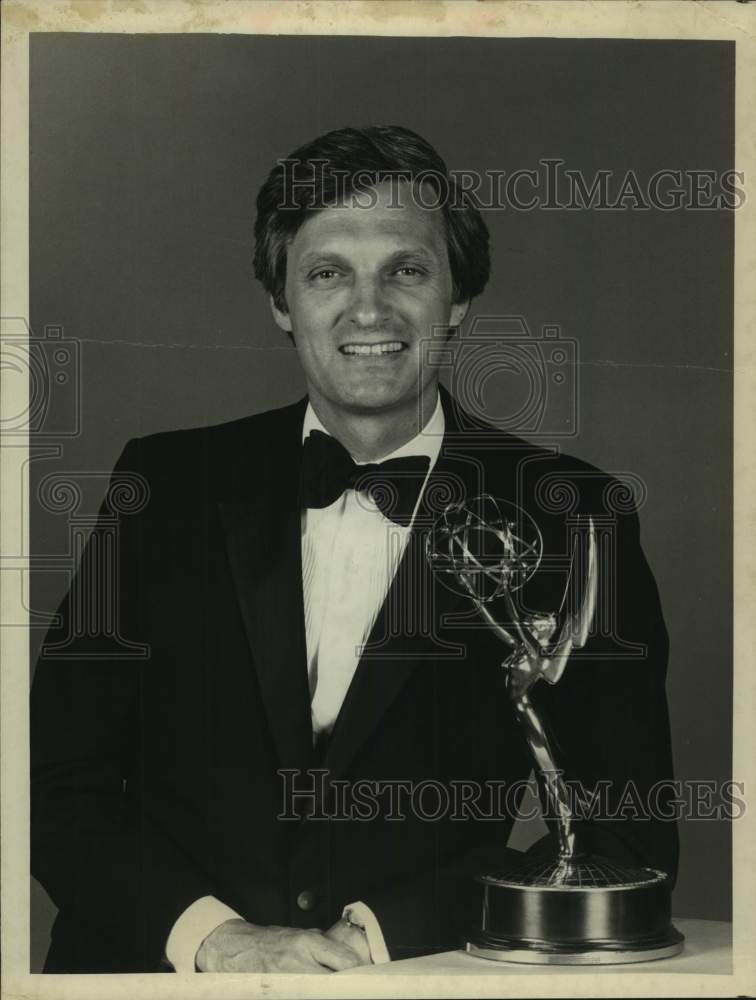 1978 Press Photo Alan Alda hosts the Daytime Emmy Awards show. - sap20892- Historic Images