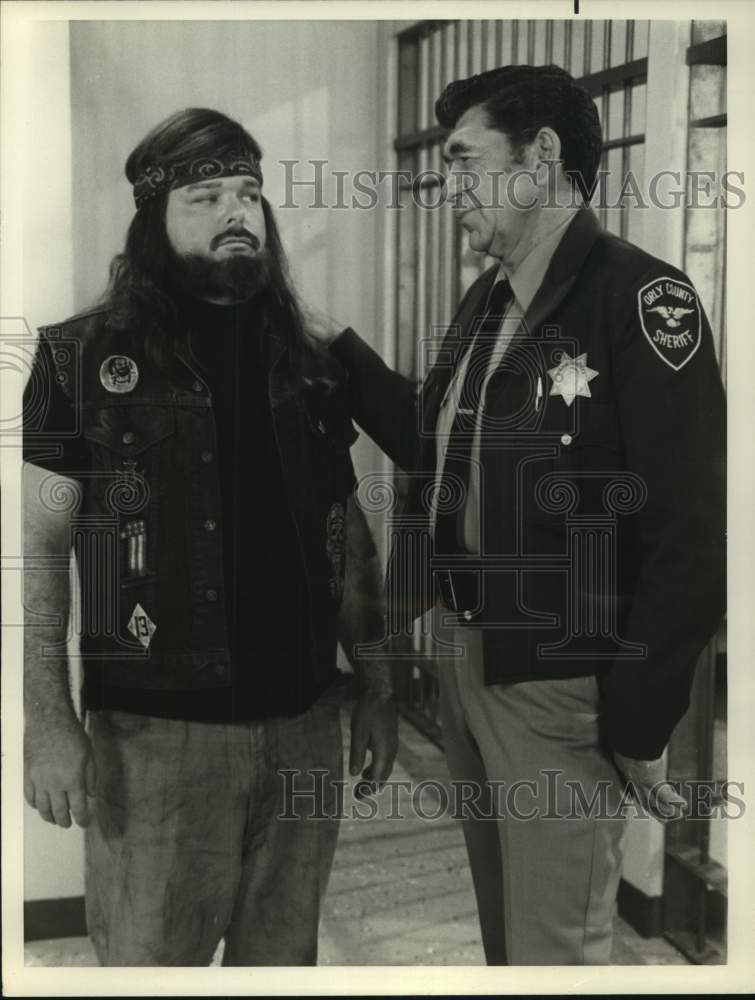 1981 Press Photo Actors Mills Watson and Claude Akins in &quot;Lobo&quot; on NBC-TV- Historic Images