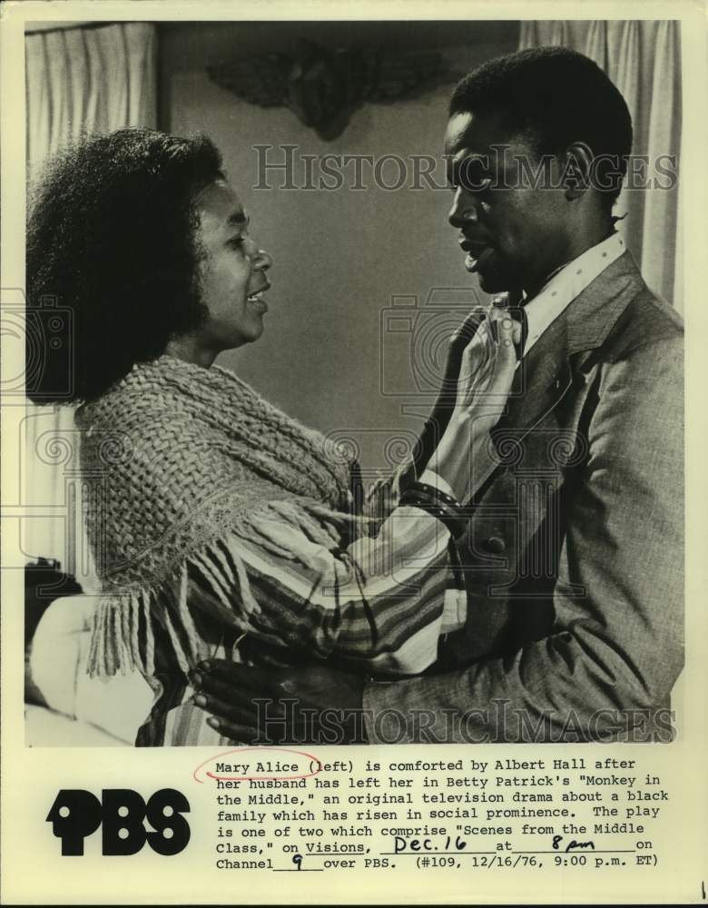 1976 Press Photo Actors Mary Alice, Albert Hall in "Monkey in the Middle" on PBS- Historic Images