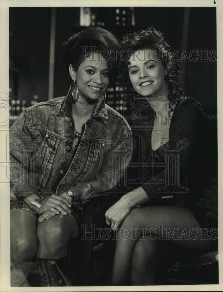 1989 Press Photo Actress Debbie Allen with Singer Sheena Easton on "Late Night"- Historic Images