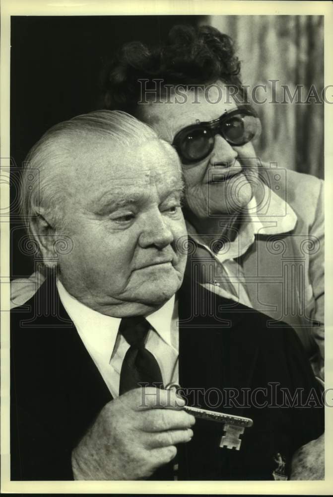 1981 Press Photo Jimmy Cagney, wife Frances receiving New York Key to the City- Historic Images
