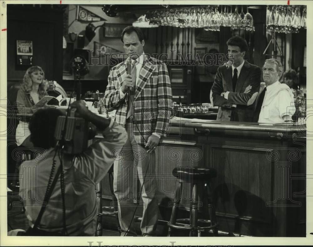 1982 Press Photo Guest Star Fred Dryer on Television&#39;s &quot;Cheers&quot; with Cast- Historic Images