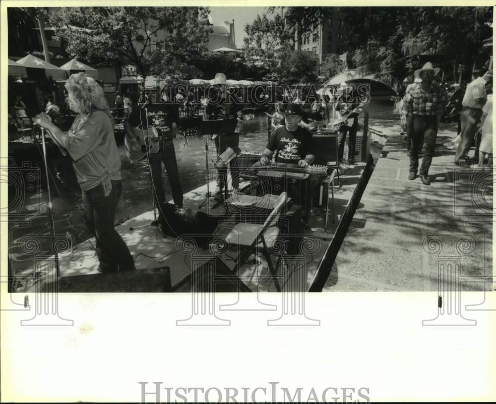 1992 Press Photo Linda Allen and the Roadrunners on the River Walk, Texas- Historic Images