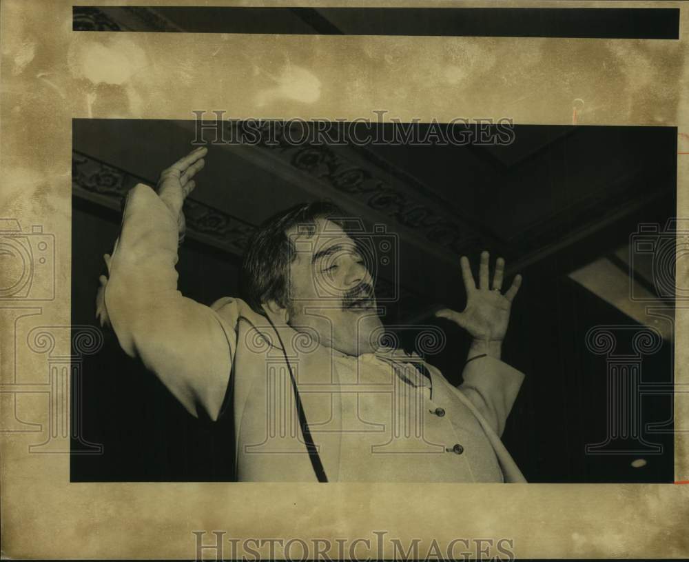 1982 Press Photo Mac Huff, Chordsmen Director at Menger Lobby Concert- Historic Images