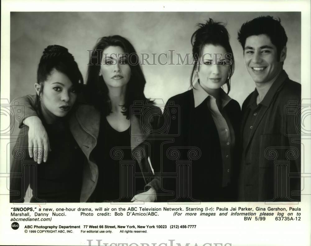 1999 Press Photo Actress Gina Gershon with Co&#39;Stars of Television&#39;s &quot;Snoops&quot;- Historic Images