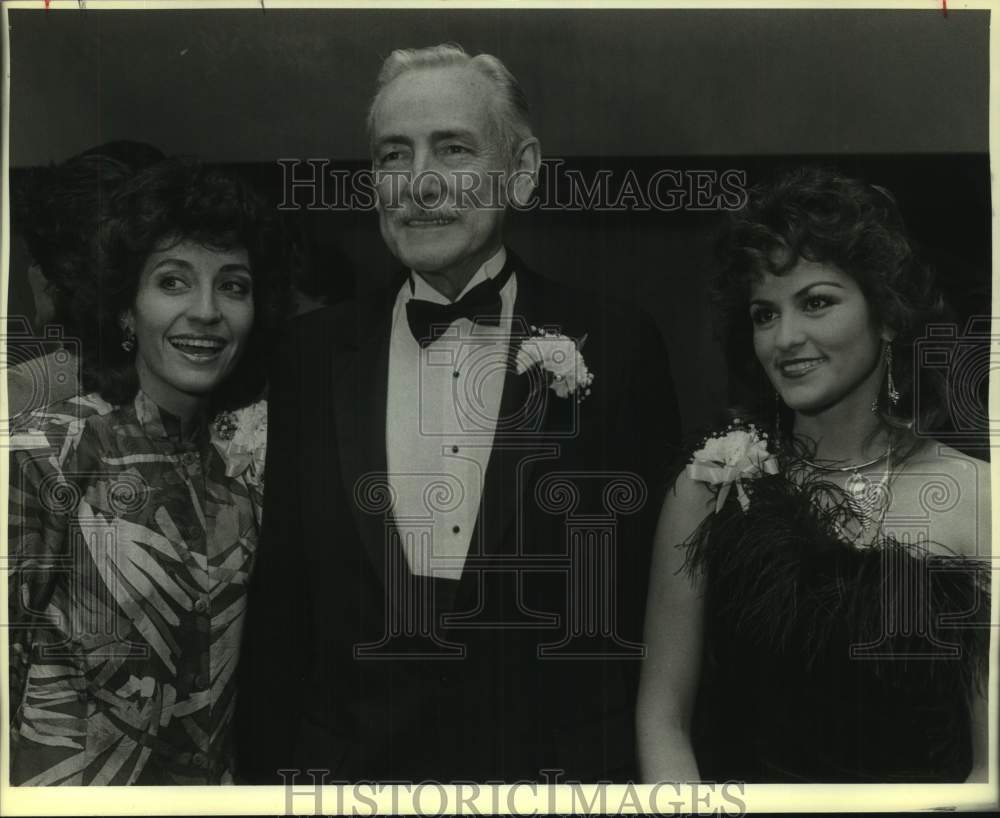 1986 Press Photo Lydia Algeria and Guests at Hyatt Regency Ball Room Event- Historic Images