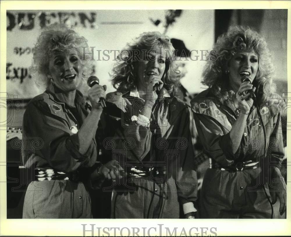 1986 Press Photo Stock Show and Rodeo Queen Contest, The Cone Sisters Entertain- Historic Images