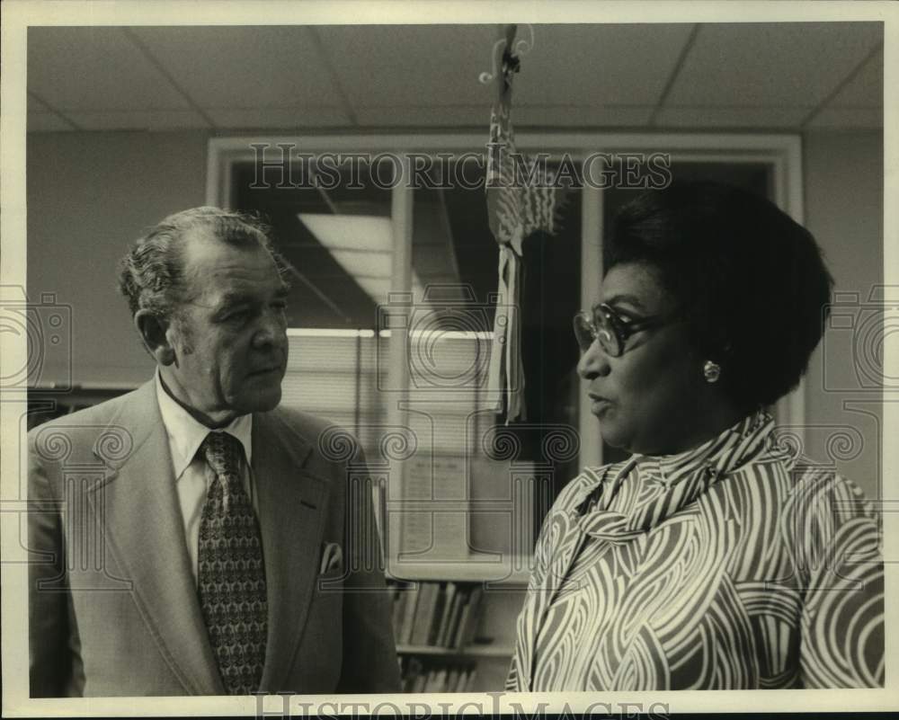 1976 Press Photo CBS News Correspondent Charles Collingwood interviews Principal- Historic Images