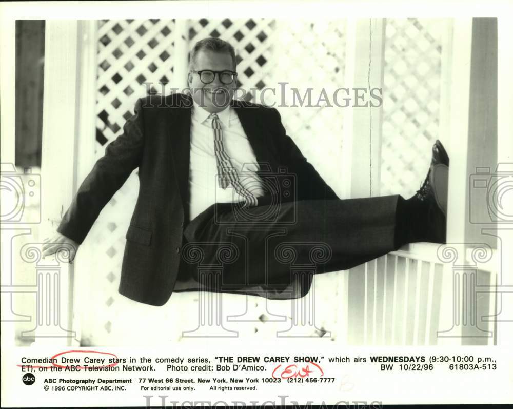 1996 Press Photo Comedian Drew Carey in &quot;The Drew Carey Show&quot; on ABC Television- Historic Images