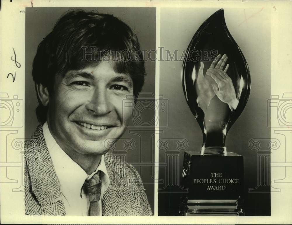 1986 Press Photo John Denver, People&#39;s Choice Statuette on CBS Television- Historic Images