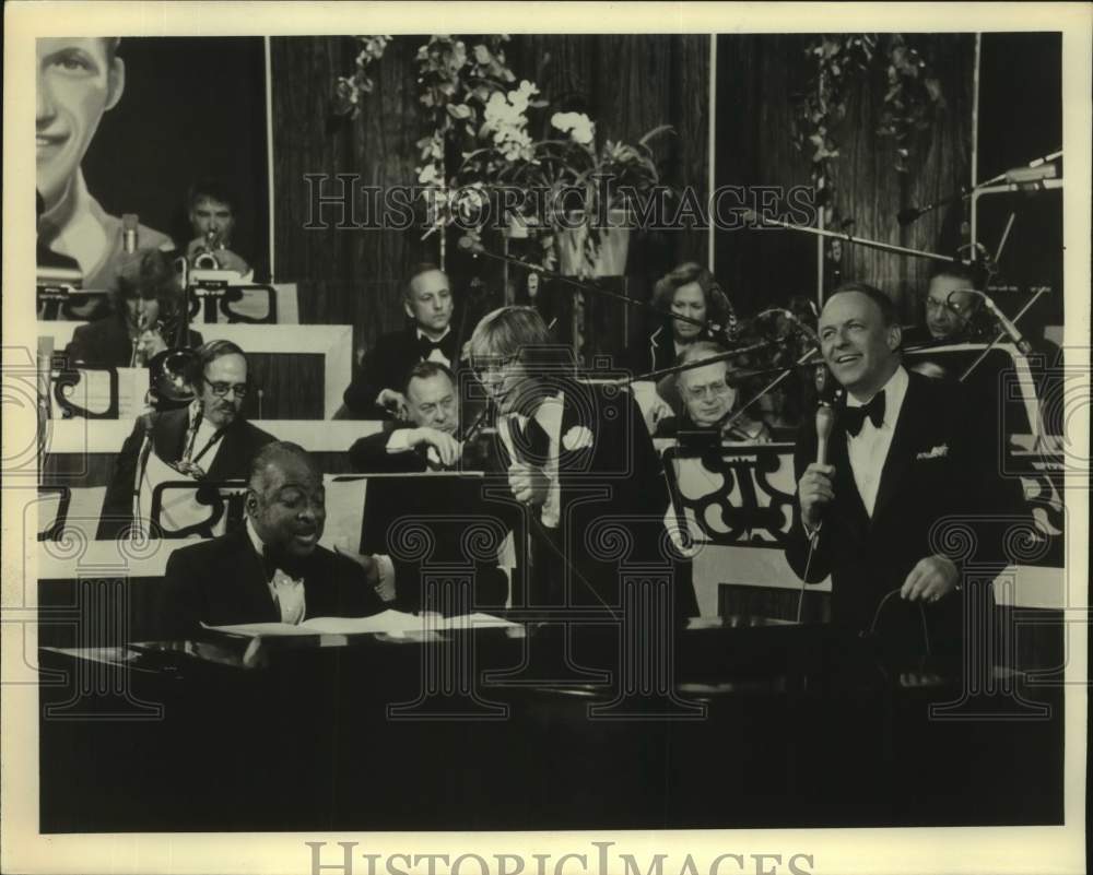 1976 Press Photo Frank Sinatra performing with Count Basie and John Denver- Historic Images