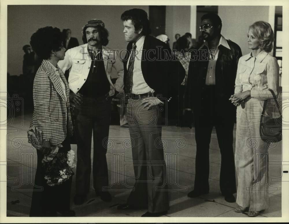 1975 Press Photo Ruby Dee and Charles Dierkop on Police Woman, on NBC.- Historic Images