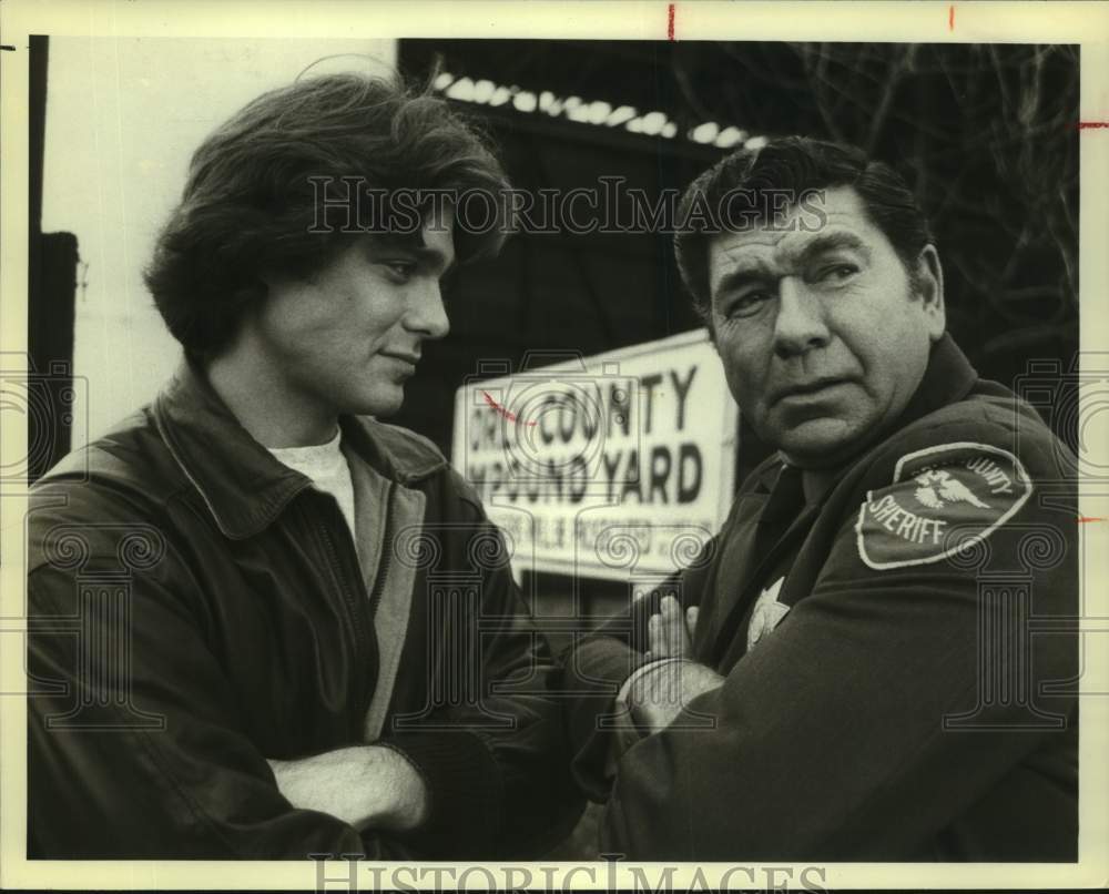 1979 Press Photo Actors Greg Evigan and Claude Akins in "BJ and the Bear" on NBC- Historic Images