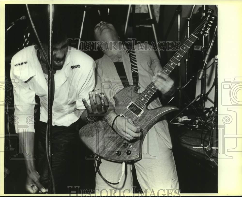 1985 Press Photo Two Members of the band La Franz perform on stage - sap21605- Historic Images