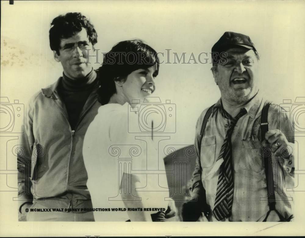 1980 Press Photo Actor Elliot Gould with co-stars in show scene - sap21648- Historic Images