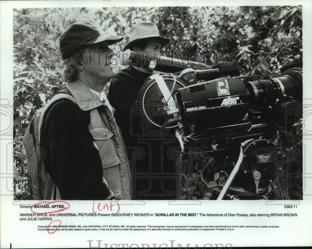 1988 Press Photo Director Michael Apted on set of &quot;Gorillas in the Mist&quot; movie- Historic Images