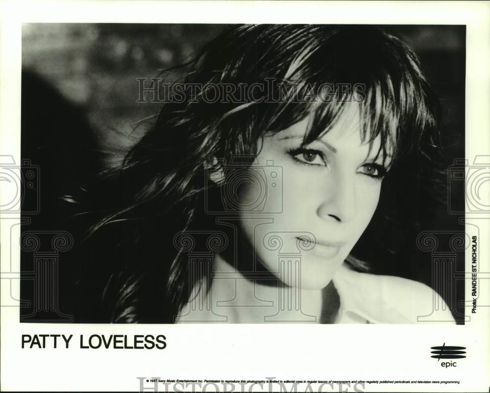 1997 Press Photo Patty Loveless, Singer in closeup - sap21858- Historic Images