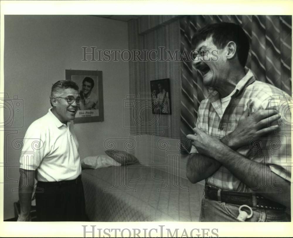 1992 Press Photo Actor G. W. Bailey at San Antonio State School with Resident- Historic Images