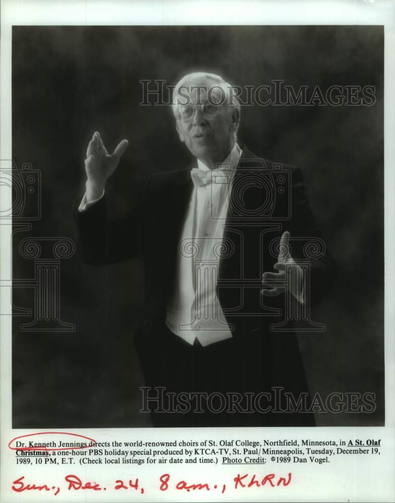 1989 Press Photo Dr. Kenneth Jennings directs St. Olaf College Choir, Christmas- Historic Images