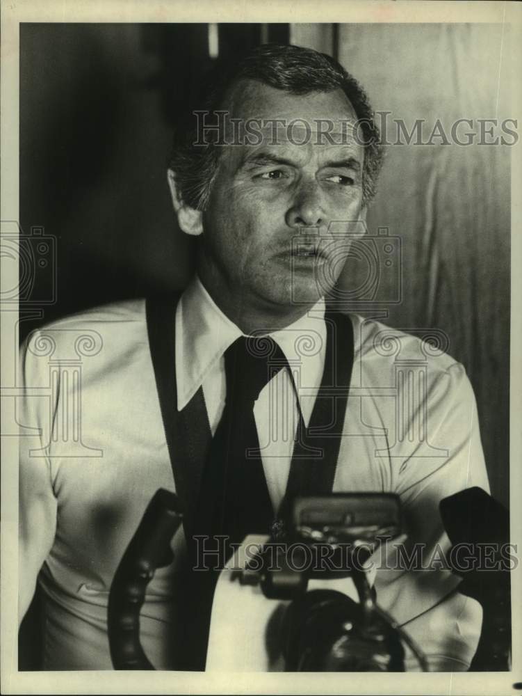 1977 Press Photo Actor David Janssen in "Mayday at 40,000 feet" on CBS TV- Historic Images