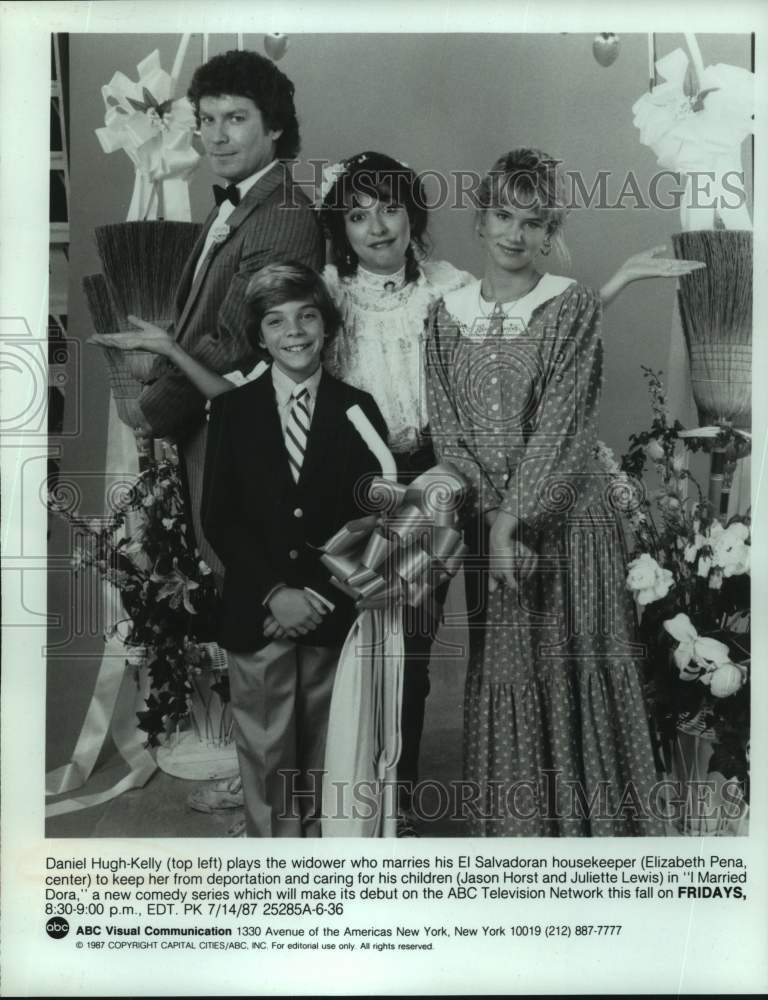 1987 Press Photo Actor Daniel Hugh-Kelly with co-stars in &quot;I Married Dora&quot;- Historic Images