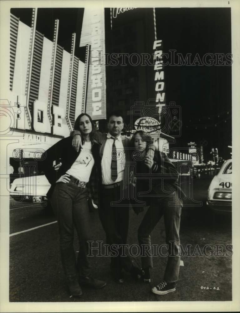 1977 Press Photo Actor Alan Arkin with co-stars in NBC Television movie scene- Historic Images