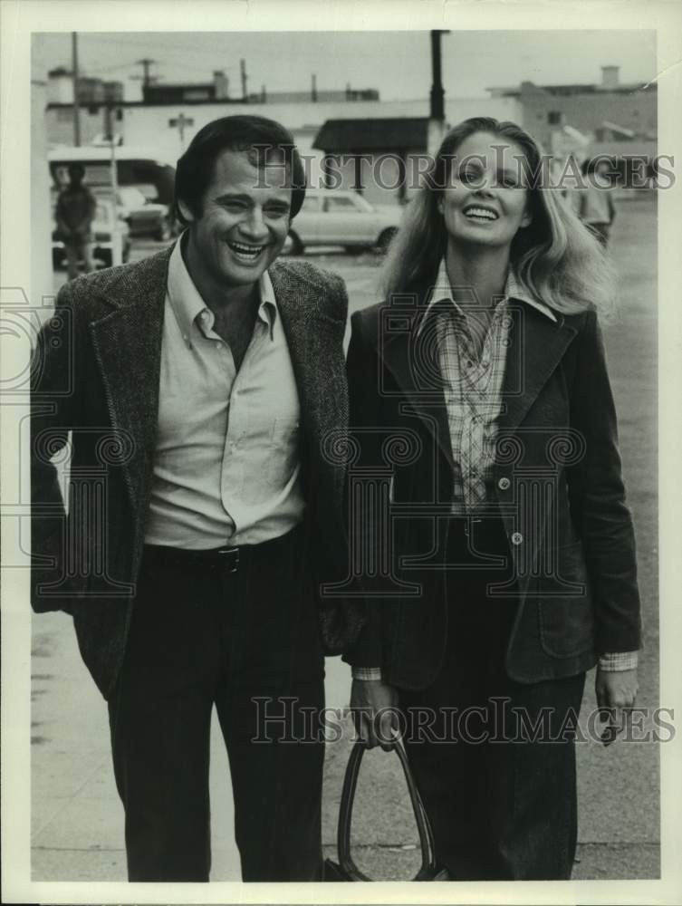 1977 Press Photo Actors Lou Antonio and Kim Basinger in "Dog and Cat" on ABC TV- Historic Images