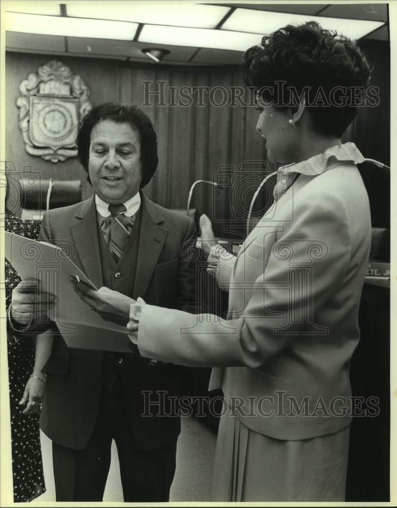 1985 Press Photo Willie Champion &quot;El Curro&quot; and Maria Berriozabal at City Hall- Historic Images