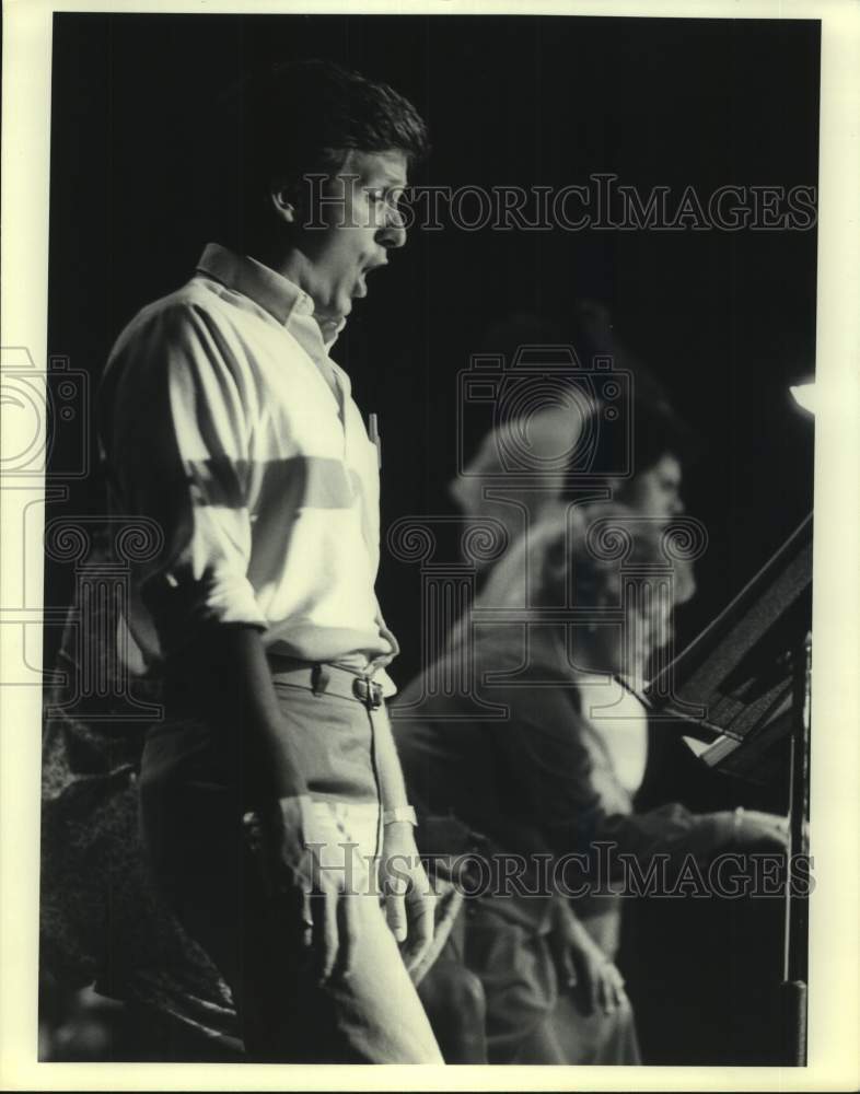 1983 Press Photo David Eisler sings in Majestic Theater in San Antonio, Texas- Historic Images