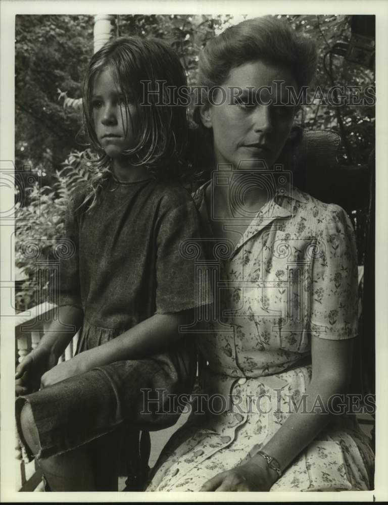 1975 Press Photo Actresses Susan Deer and Lee Remick in &quot;A Girl Named Sooner&quot;- Historic Images