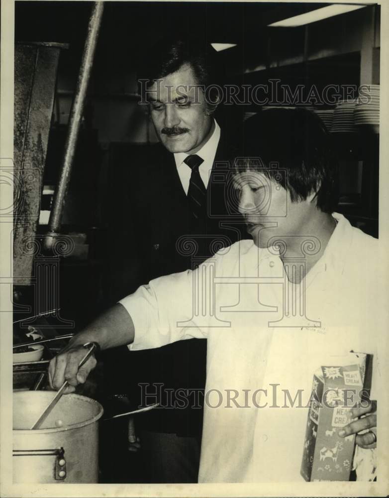 1980 Press Photo Actor John Aniston, Host of Television&#39;s &quot;Search For Tomorrow&quot;- Historic Images