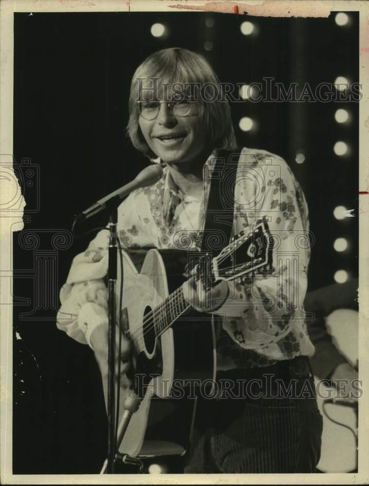 1977 Press Photo Musician John Denver - sap22320- Historic Images