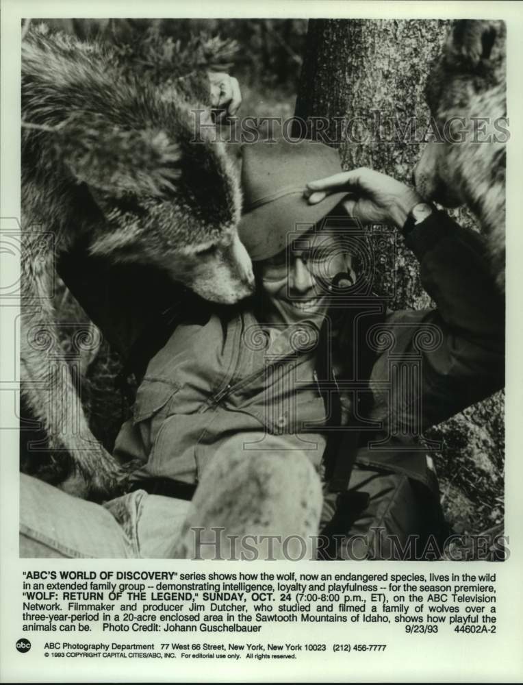 1993 Press Photo Filmmaker/Producer Jim Dutcher on &quot;Wolf: Return of the Legend&quot;- Historic Images