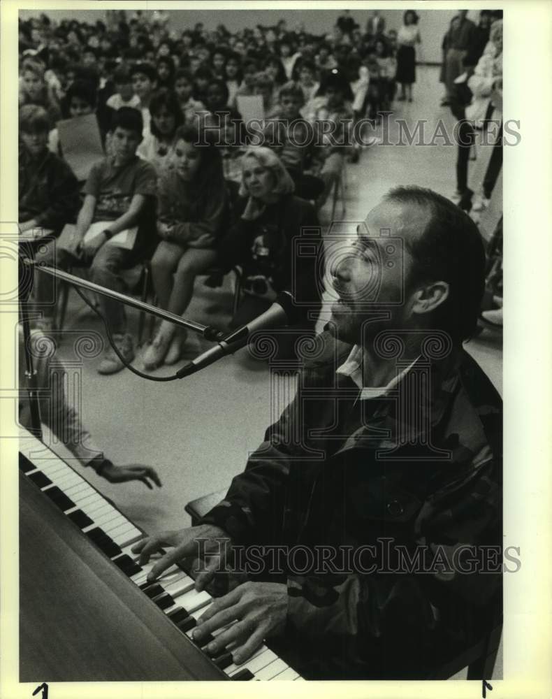 1989 Press Photo Country Singer Lee Greenwood sings at Anti Drug Demonstration- Historic Images