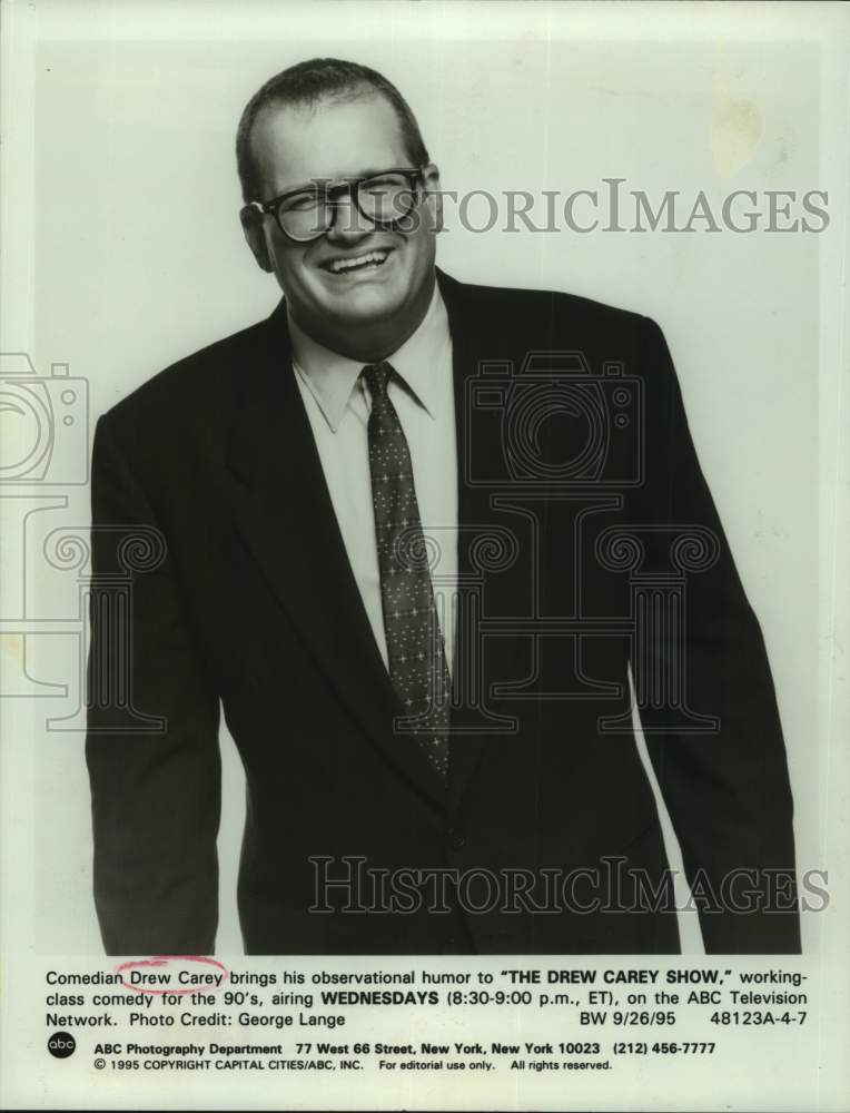 1995 Press Photo Comedian Drew Carey on &quot;The Drew Carey Show&quot; on ABC Television- Historic Images