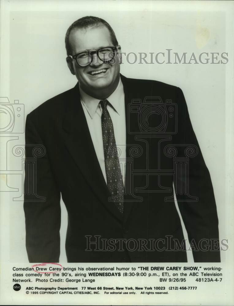 1995 Press Photo Comedian Drew Carey on "The Drew Carey Show" on ABC Television- Historic Images