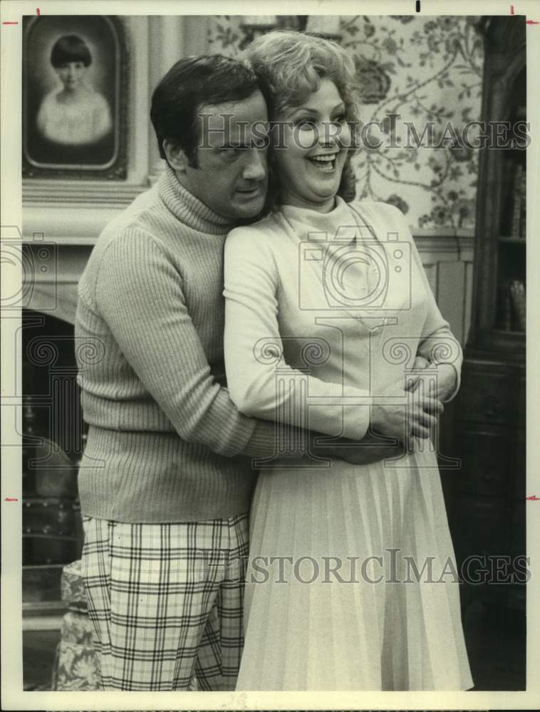 1975 Press Photo Actors Ron Carey and Candy Azaara in &quot;The Montefuscos&quot; on NBC- Historic Images