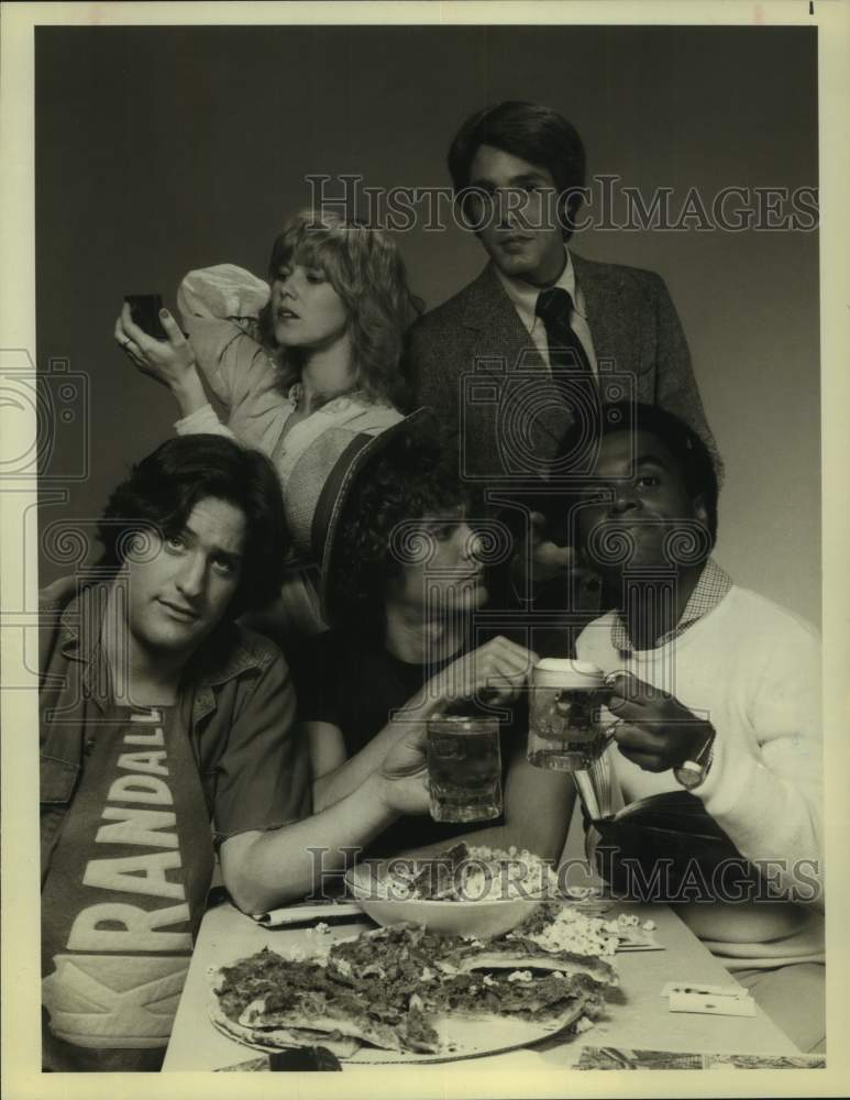 1979 Press Photo Actor Larry Anderson with co-stars in &quot;Brothers and Sisters&quot;- Historic Images