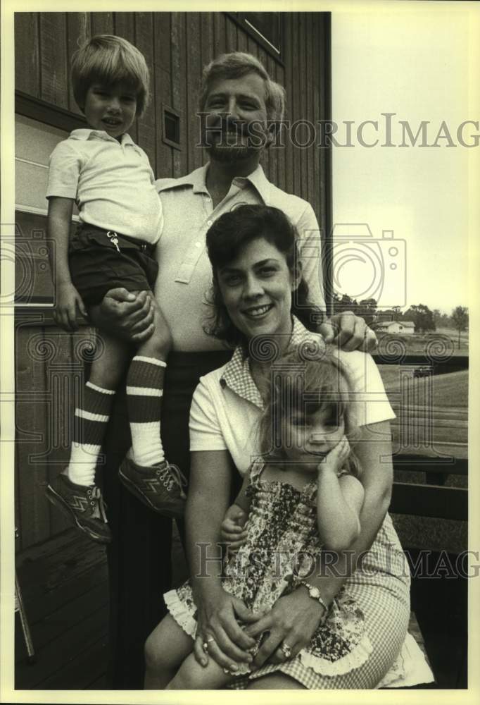 1979 Press Photo David Anders and Susan Geoppinger with children in Minnesota- Historic Images