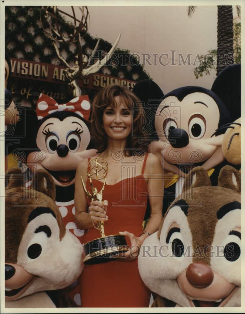 2000 Press Photo &quot;All My Children&quot; star Susan Lucci with Mickey and Minnie Mouse- Historic Images