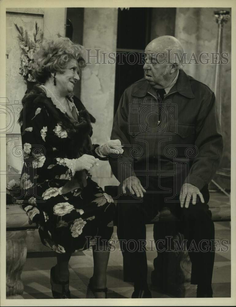 1976 Press Photo Actors Hermione Baddleye, J. Pat O'Malley in "Maude" on CBS TV- Historic Images